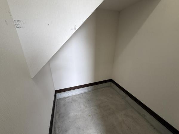 階段下物置 階段下物置